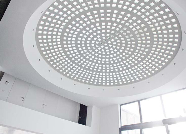 inkom met lichtkoepel, lounge