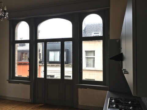 Mooie lichtinval door grote dubbele glazen ramen met balkonnetje.