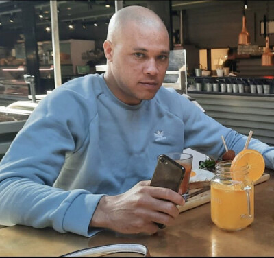 Adriel zoekt een Studio in Antwerpen