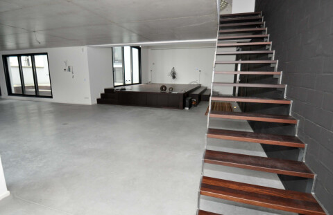 trap naar duplex met achter lounge salon