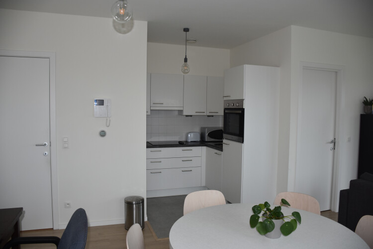 Open keuken met veel bergruimte.