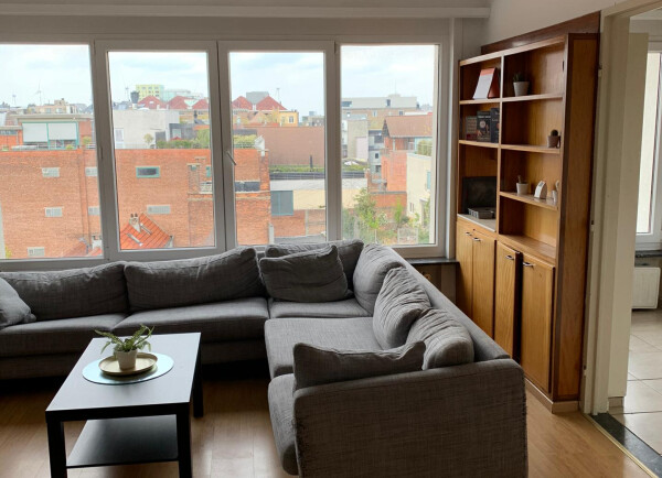 ruime living met veel lichtinval en aan rechterzijde een inmakkast met doorgeefluik naar de keuken