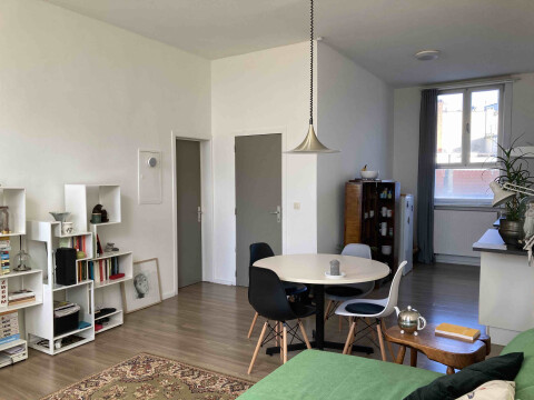 rechter deur is inkom, linkerdeur gaat naar de slaapkamer.