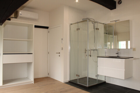 Slaapkamer 1 met ensuite en ingebouwde kasten.