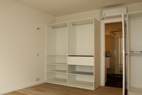 Slaapkamer 1 ingebouwde kasten, en badkamer 