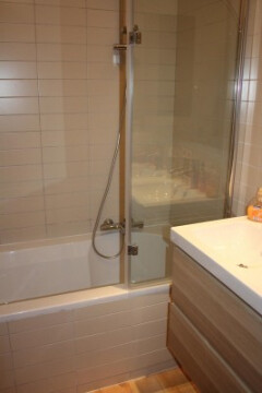 Eigen badkamer met bad en douche