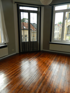 Gedeelte van de woonkamer met balkondeur